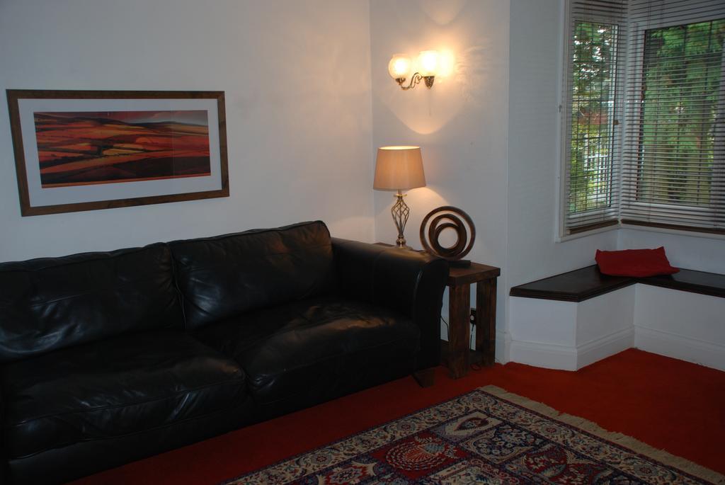 Greenhollow Gravesend Room photo